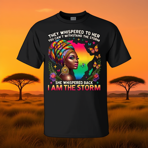 T-Shirt Promozionale 'I Am the Storm' con Stampa 'Pride Africano' per Donne - Prodotto Ispirazionale - Product Image 3