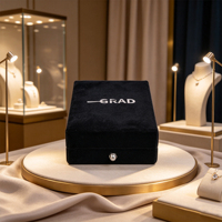 Boîte à bijoux en MDF avec revêtement en daim noir, doublure en microfibre, fermeture à pression métallique, logo personnalisé pour l'affichage de colliers et pendentifs, et emballage cadeau haut de gamme