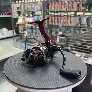 รอกสปินนิ่ง <span class=keywords><strong>DAIWA</strong></span> 25 <span class=keywords><strong>FUEGO</strong></span> CS คุณภาพสูง น้ำหนักเบา ทนทาน ลื่นไหล สำหรับตกปลาในน้ำเค็มและน้ำจืด รุ่นขายดี - Product Image 2