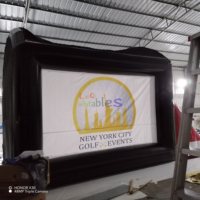 Tente de simulateur de golf gonflable en PVC durable, avec logo personnalisé, pour l'entraînement au golf en extérieur et les événements sportifs