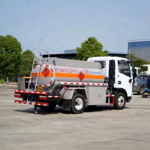 Mini camion-citerne Dongfeng 4x2 de 3000 litres pour le transport de carburant, diesel et essence - Product Image 4