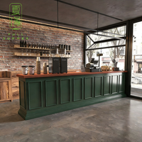 Comptoir d'angle en bois massif pour bar, caisse ou réception, idéal pour les cafés, boulangeries et salons de thé