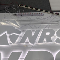 Placa de Identificación Retroiluminada de Acero Inoxidable 304 Pintada en Blanco Personalizada |   Letrero LED de Precisión Premium con Base de PC