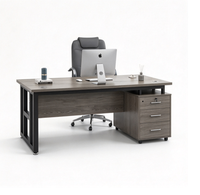 Bureau de direction moderne avec plateau en bois grainé, structure métallique et étagère latérale pour espace de travail commercial
