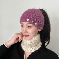 Penutup Kepala Wanita Musim Gugur Musim Dingin Berbahan Wol dengan Kancing, Penutup Rambut Putih, Pelindung Telinga Hangat, Bahan Rajut Bunga, Kupluk