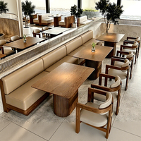 Ensemble de mobilier de restaurant extérieur industriel moderne, avec banquette en cuir capitonnée, chaise en rotin et table en bois massif, pour usage commercial