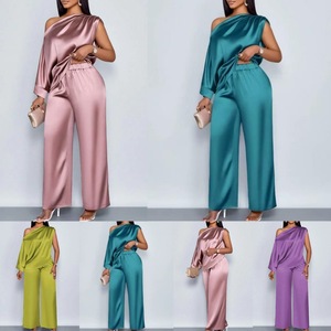 Ensemble décontracté 2 pièces pour femme : haut court à épaules dénudées en satin et pantalon – Collection été tendance - Product Image 2