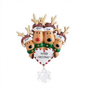 Ornement de Noël personnalisé en forme de cœur renne 2025 – Pendentif suspendu en résine personnalisable Élan/Cerf avec nom de famille pour sapin de Noël - Product Image 1