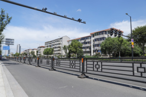 Barrera de Tráfico Metálica de Diseño <span class=keywords><strong>Moderno</strong></span> para Carreteras Municipales, con Luz Reflectante de Grado Ingeniería para Divisor de Carriles de Bicicletas Motorizadas - Product Image 3