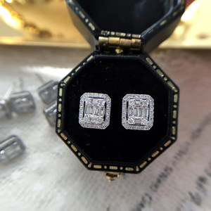 Orecchini quadrati scintillanti per donna, gioielli classici ed eleganti con pavé. - Product Image 6