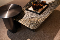 Table basse design moderne de luxe avec plateau en marbre, meuble de salon en pierre simple