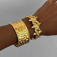 J & D Femmes Bold Minimalist Luxe Bracelet manchette en plaqué or 18 carats avec perle de verre Étoile de mer Bijoux empilables