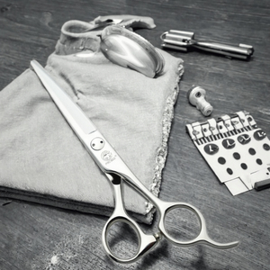 Tijeras de Peluquería Profesionales de 5.5\" y 6\" con Dientes Inversos 440C, Tijeras de Barbero Afiladas con Apoyo para Dedos para Adelgazar el Cabello - Product Image 3