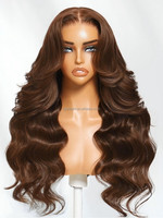 Perruque Lace Front 13x4 avec frange rideau et design oreille-oreille, couleur Mousse Mocha, ondulations naturelles, cheveux vierges indiens, avec système Invisible Drawstring