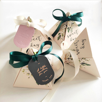 Recycelte Materialien Dreieckige Pyramidenform Geschenkbox Glänzende Laminierung Babyparty Papierboxen für Hochzeitsgeschenke Lebensmittelverpackung
