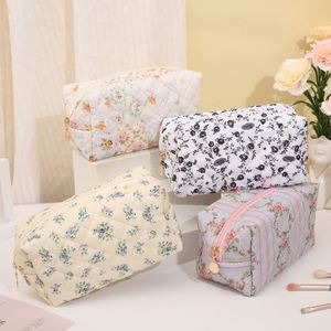 Wholesale <b>Large</b> Capacity Portable Cosmetic Vintage Floral Makeup Pouch Organizer Zipper Toiletry Bag - Product Image 4