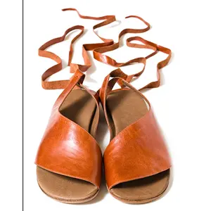 El yapımı kadınlar yumuşak deri sandalet geniş genişlik tasarımcı sandalet düz topuklu