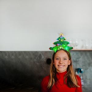 عصابة رأس دائرية بتصميم قرون الموس لعيد الميلاد مع أجراس وتصميمات متفجرة، مصنوعة من البلاستيك الصديق للبيئة، مخصصة للأطفال، مباشرة من المصنع - Product Image 5