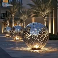 Sculpture sphérique lumineuse en or creux TREVI |   Globe lumineux LED en acier inoxydable miroir pour jardin et place en plein air