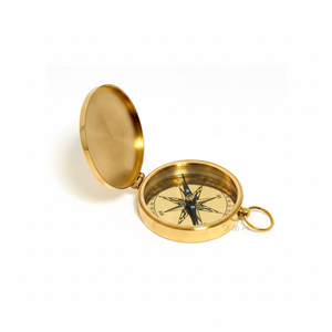 Brújula de Latón con Tapa para Exhibición en el Hogar, Oficina o Educación (10.2Lx7.6Wx1.5H cm) - Product Image 1