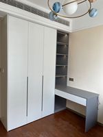 Armoire de bureau intégrée grise moderne avec tiroirs de rangement et étagère ouverte sans poignées en MDF pour chambre à coucher