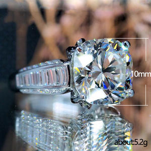 Anello di Fidanzamento F1046 per Donna in Oro Bianco con Diamante Taglio Brillante Rotondo Colore D e Pietre Laterali a Baguette - Product Image 4