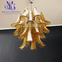 Lustre vintage médiéval français, suspension artisanale en verre de Murano dégradé ambre-blanc en forme de fer à cheval pour villa, hôtel boutique, maison
