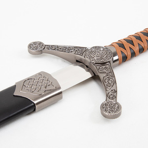 Européenne Western Celtic Knight Sword Film et Télévision Cos Props Arme Gravée En Métal Médiéval Non Affûtée - Product Image 3