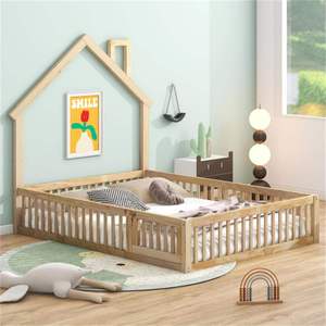 Letto in legno massello di grandi dimensioni con sponda di protezione, adatto come lettino per bambini in piccola sala giochi. Letto a piattaforma in legno per cameretta dei bambini. - Product Image 2