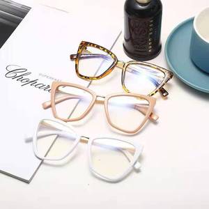Gafas <span class=keywords><strong>de</strong></span> montura óptica cuadrada <span class=keywords><strong>para</strong></span> <span class=keywords><strong>mujer</strong></span>, novedad <span class=keywords><strong>de</strong></span> <span class=keywords><strong>moda</strong></span> 2024, monturas <span class=keywords><strong>de</strong></span> gafas ópticas <span class=keywords><strong>de</strong></span> río con estampado <span class=keywords><strong>de</strong></span> Metal <span class=keywords><strong>de</strong></span> ojo <span class=keywords><strong>de</strong></span> gato <span class=keywords><strong>2022</strong></span> - Product Image 2