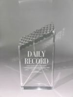 Trophées et plaques sportives en acrylique transparent personnalisables haut de gamme, gravés au laser, avec prisme géométrique durable