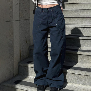 Pantalon cargo en jean à panneaux asymétriques cloutés, coupe droite taille basse, style streetwear - Product Image 1