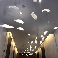Lustres décoratifs de poisson volant en verre artistique Lumières suspendues Ingénierie personnalisée pour les ornements de Table de sable du hall de l'hôtel