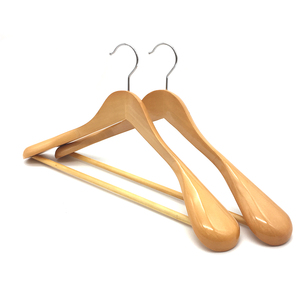 Perchas de madera natural con logo de fabricante directo, precio competitivo, calidad superior, perchas para trajes de madera - Product Image 1