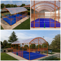 Terrain de padel modulaire abrié avec toit, protection UV et anti-pluie, structure résistante au vent de niveau 8, matériau en acier galvanisé à chaud