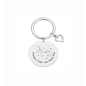 <span class=keywords><strong>Siempre</strong></span> bajo <span class=keywords><strong>el</strong></span> <span class=keywords><strong>mismo</strong></span> cielo Llavero de acero inoxidable Amantes Regalo del <span class=keywords><strong>día</strong></span> de San Valentín Personalidad Logotipo tallado DIY - Product Image 1