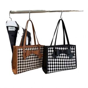 Nouveauté Sac fourre-tout en cuir PU à nœud papillon pour femme, sac à main noir et blanc à carreaux pour femme - Product Image 1