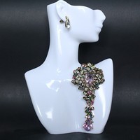 Accessoires de mode pour manteau femme : Broche fleur de prunier colorée en strass