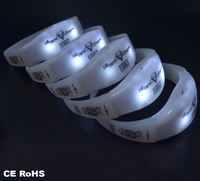 Bracelet LED à activation vocale avec logo personnalisé Bracelet de contrôle du son clignotant de 7 couleurs d'éclairage pour concert, mariage et fête.