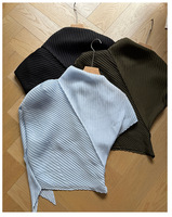 Ensemble deux pièces chic et décontracté pour femme : haut plissé asymétrique à col montant et manches courtes, et jupe longue unie pour l'été