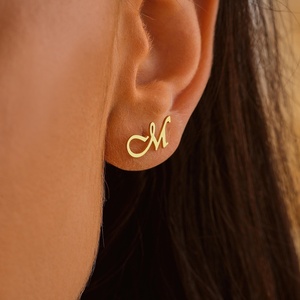 Nouvelles boucles <span class=keywords><strong>d</strong></span>'oreilles en acier inoxydable plaqué or première lettre personnalisée boucles <span class=keywords><strong>d</strong></span>'oreilles personnalisées lettre cadeau <span class=keywords><strong>d</strong></span>'anniversaire de Noël - Product Image 1