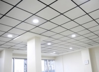 Plaques de plafond carrées en plâtre modernes, ignifuges, imperméables, insonorisées et isolantes thermiquement pour hôtels et bâtiments commerciaux
