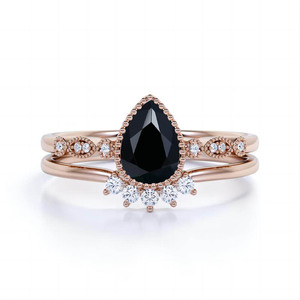Bague de fiançailles en or rose avec pierre naturelle onyx noir taille poire et sertissage pavé pour femme, style romantique, mariage et soirée - Product Image 1