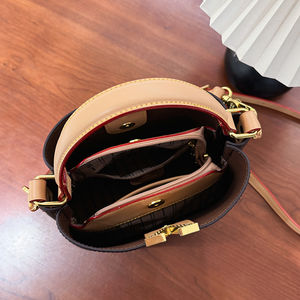 Sac seau en PU à motif géométrique pour femmes. La doublure est en polyester. Il a été conçu par un designer renommé.189 - Product Image 2