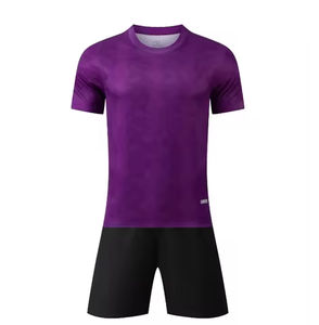 Tenue de football durable produite dans des usines utilisant l'énergie solaire et des techniques de <span class=keywords><strong>teinture</strong></span> économes en eau - Product Image 1