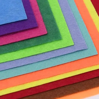 Tissu non tissé coloré en polyester aiguilleté. Rouleaux de feutre non tissé multicolore en fibres chimiques.