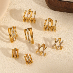 Pendientes Geométricos de Diamantes en Oro de 18k, Corte Baguette, Diseño de Gancho Curvo, Joyería Exclusiva de Alta Gama para Uso Diario - Product Image 2