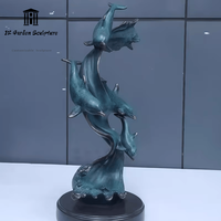 Sculpture de dauphin de surf en bronze coulé de luxe, grande statue d'animal marin en cuivre pour la décoration de piscine, de jardin extérieur et de paysage
