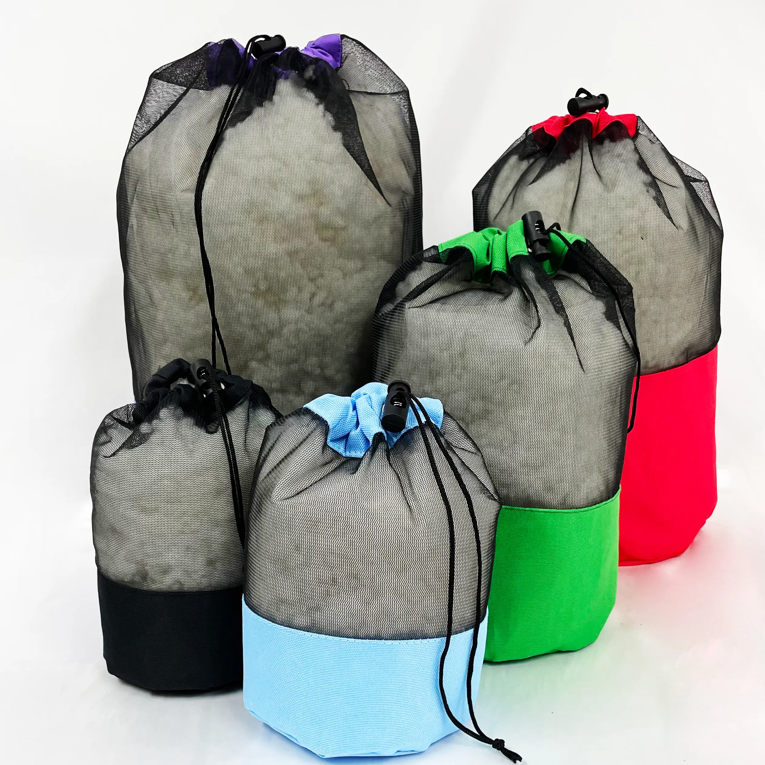 Sacos de saco de poliéster 600D com fundo redondo para sacolas sujas com janela de malha, logotipo personalizado em cores e tamanhos