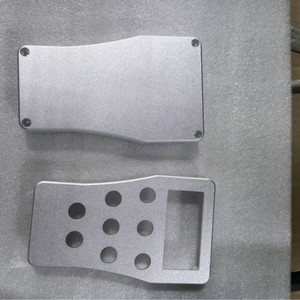 แผ่นอะลูมิเนียมกลึงด้วยเครื่อง CNC ที่มีความแม่นยำสูง พร้อมรูและช่องเจาะสำหรับอุปกรณ์อัตโนมัติ - Product Image 1